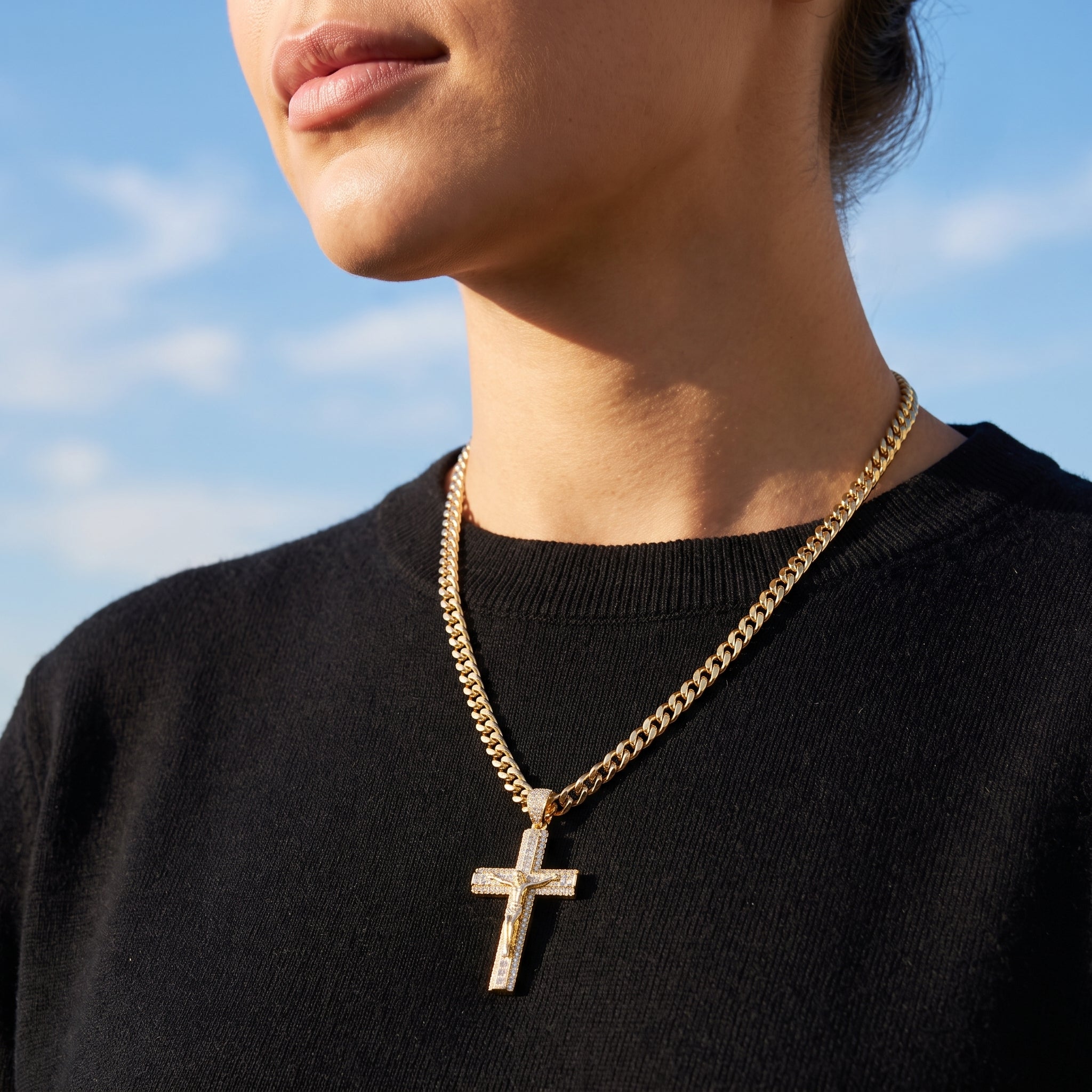 KAELYS · Sagré — Cadena cubana chapada en oro con cruz de Cristo