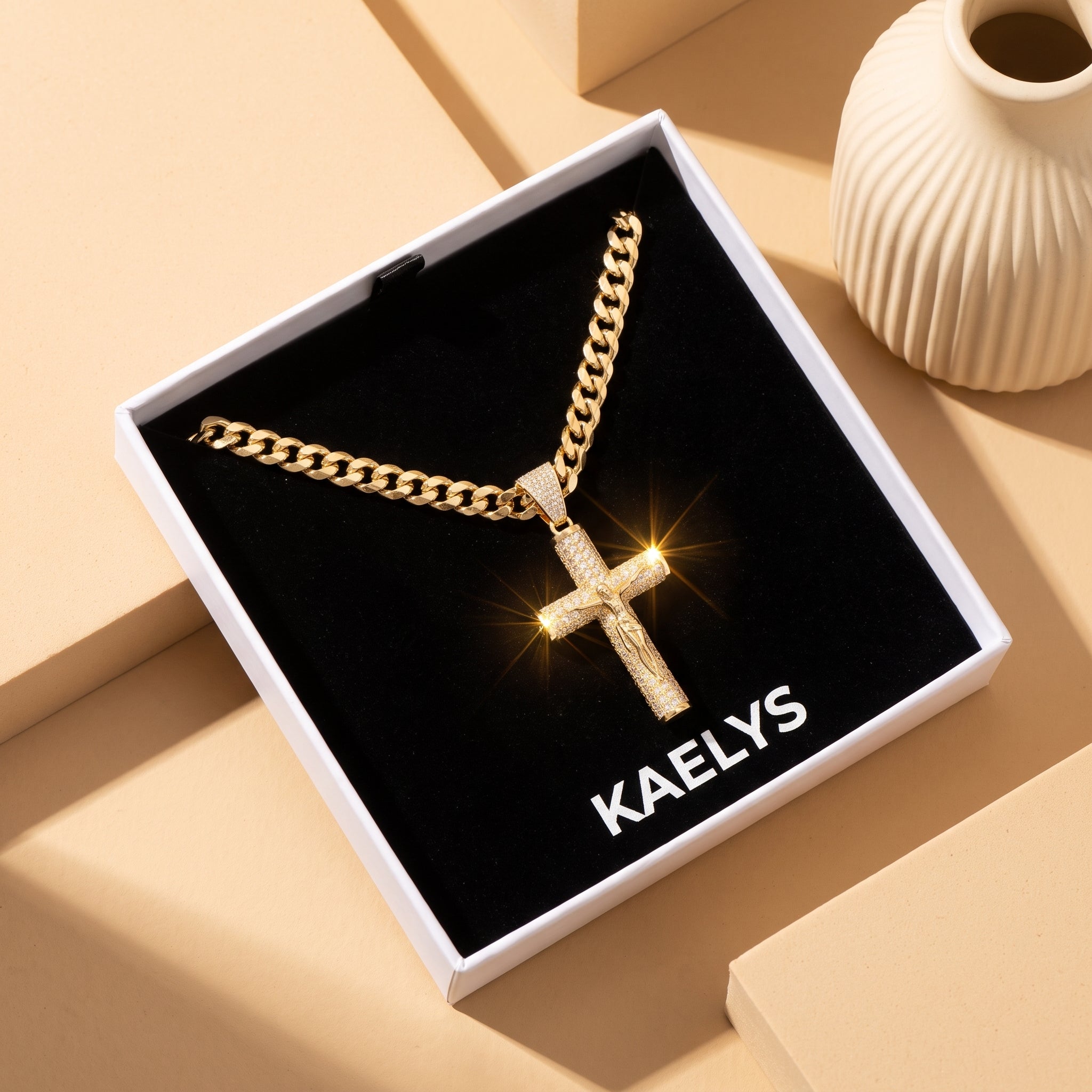 KAELYS · Sagré — Cadena cubana chapada en oro con cruz de Cristo